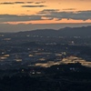 梅雨の合間に　水田の夕照