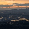 梅雨の合間に　水田の夕照