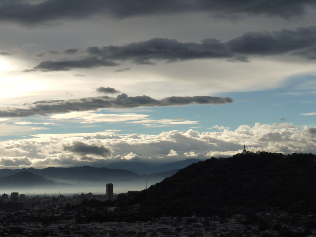 朝日の当たる町の景色