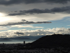 朝日の当たる町の景色
