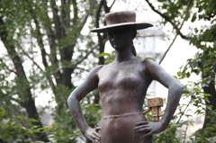 「帽子」と題した銅像とのダンボー