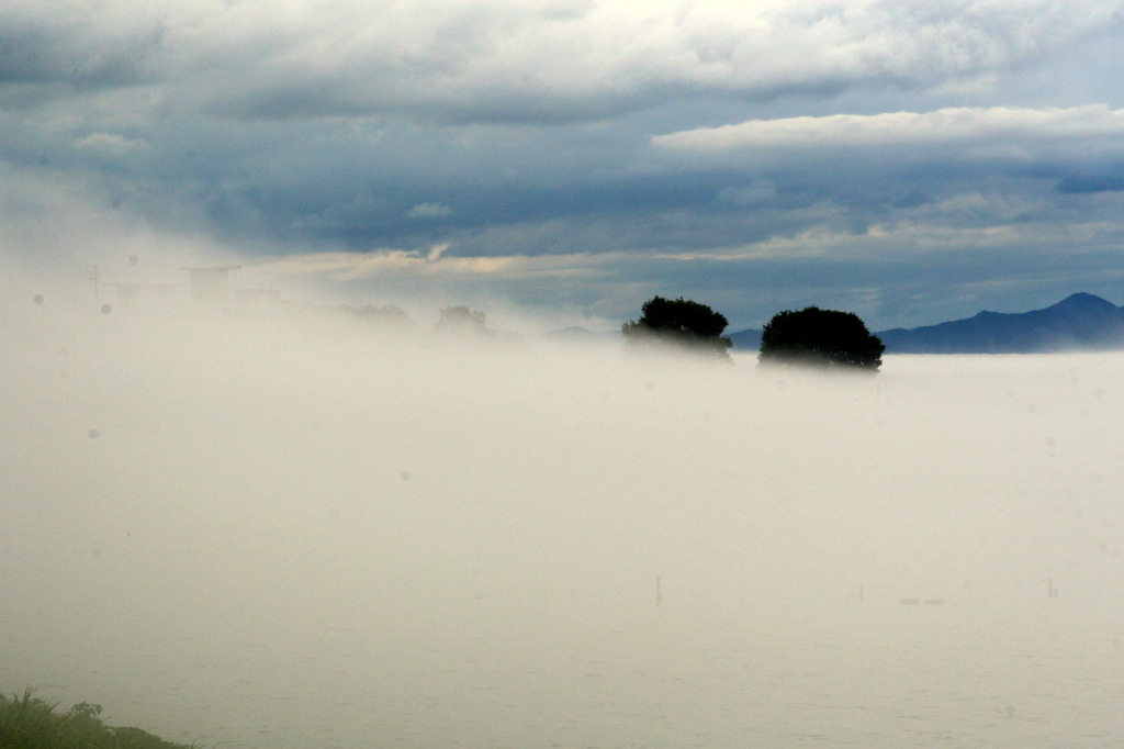 びわ湖の霧に浮かぶ島