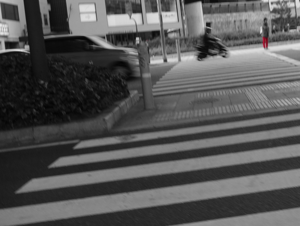 赤いパンツの男性