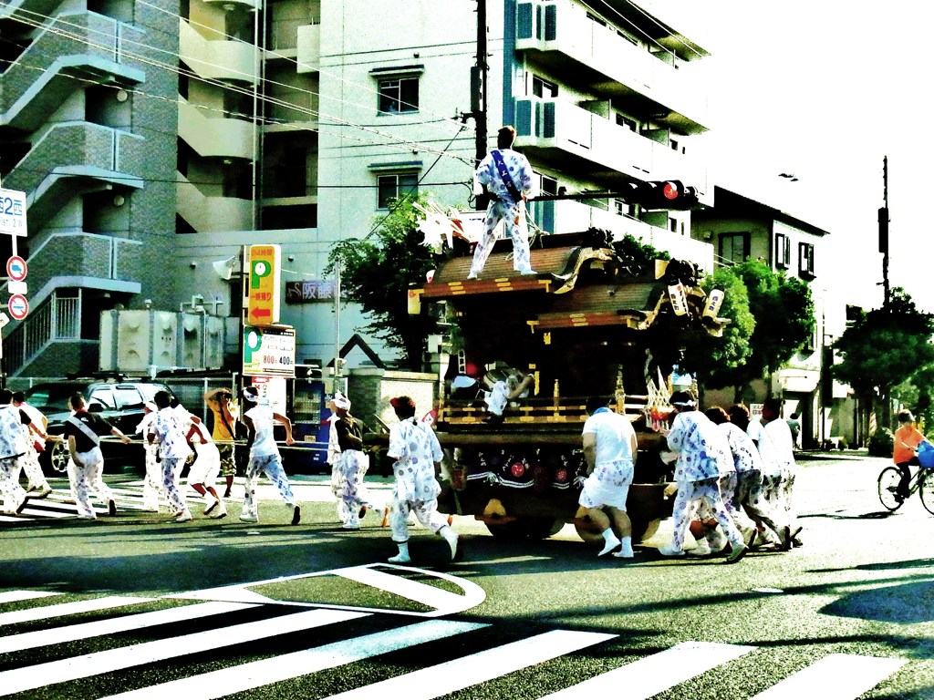 走って横断中