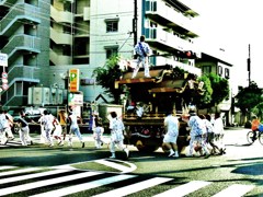 走って横断中