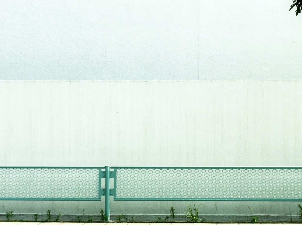 白い塀と白い壁