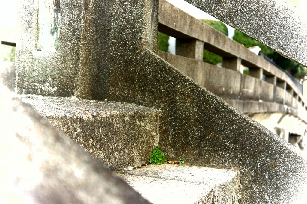 目立たぬよう。