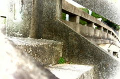 目立たぬよう。
