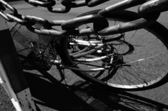 倒れた自転車と　クサリと、