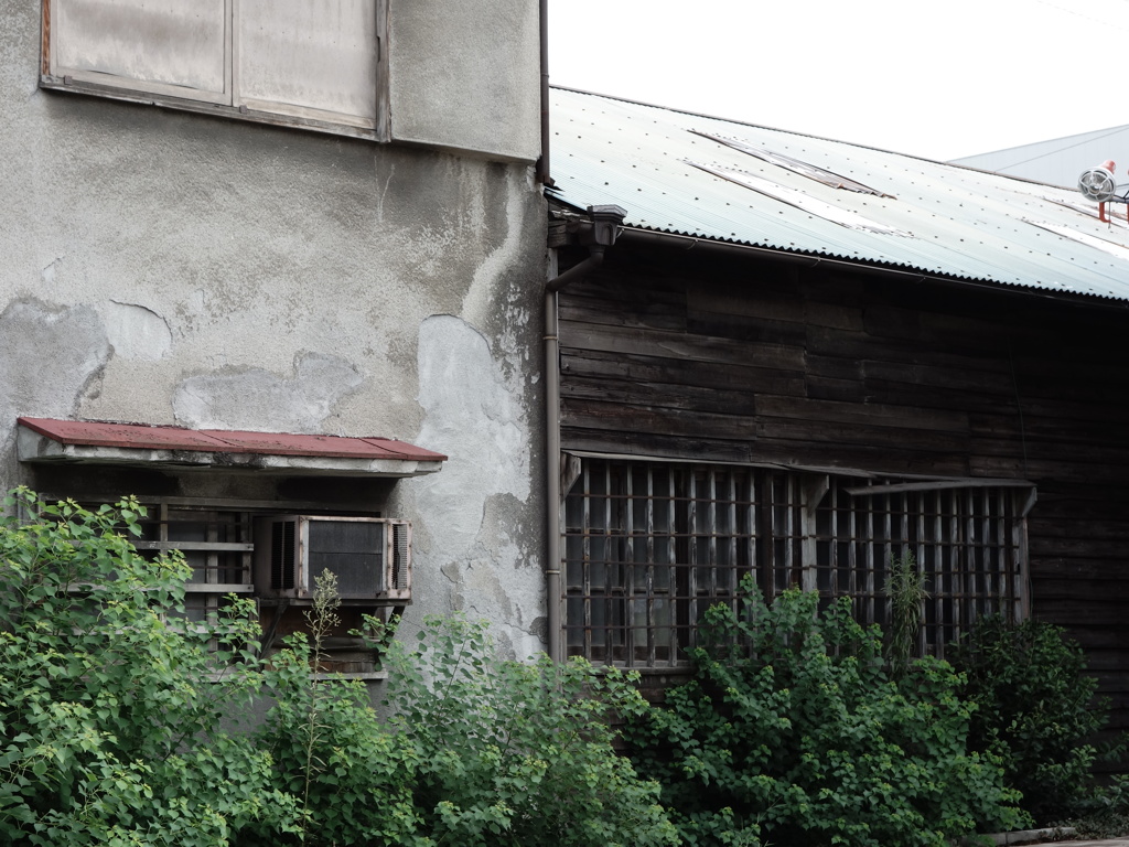 トタン屋根と赤い庇