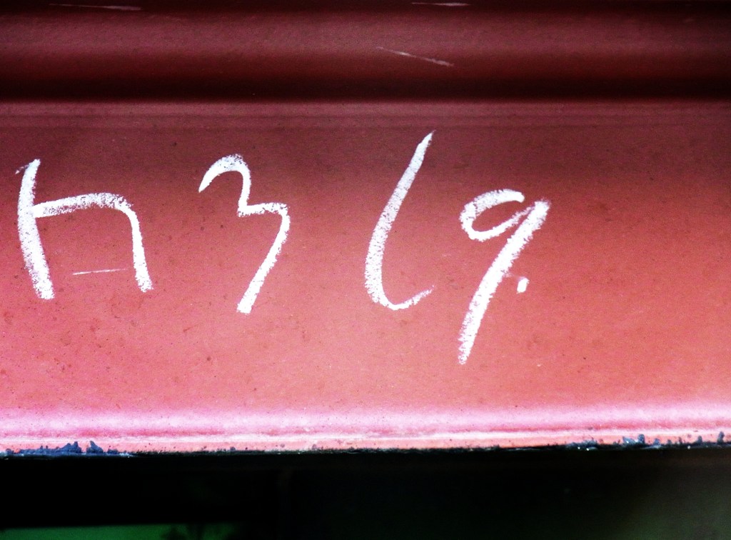 7319　（write with chalk） 