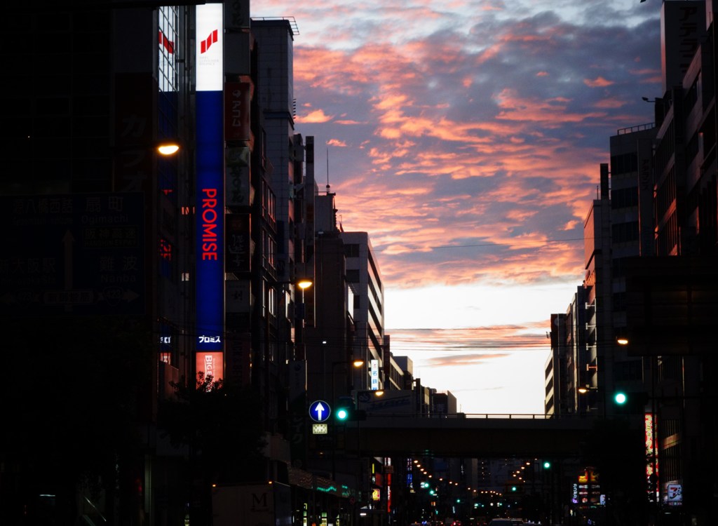大阪、夏の夜明け