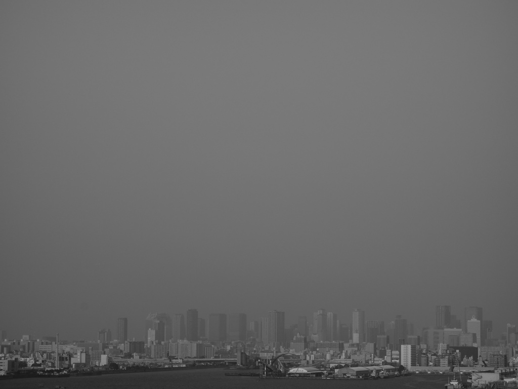 霞んだ街