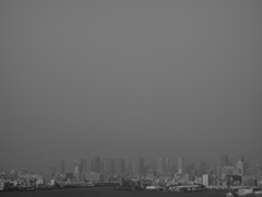 霞んだ街
