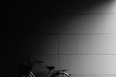 壁際に置かれた自転車