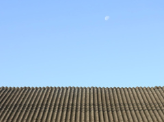 月と屋根