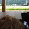 蕎麦の向こうにその白い花