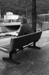 朝からベンチに座って