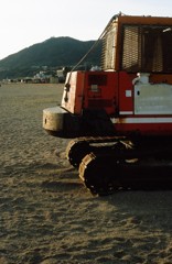 砂浜と重機
