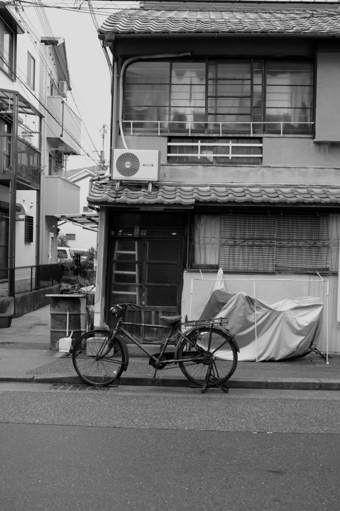 自転車と民家