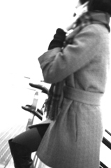 内もも、チラリ