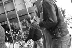 「あ、彼からメールだ。気付かれないように自然に。自然に。」