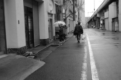 雨の中、傘も差さずに歩く者