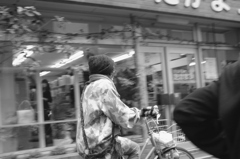 走り去る自転車