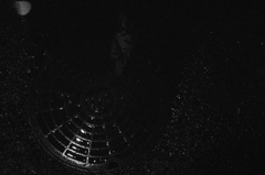 雨の夜のマンホール