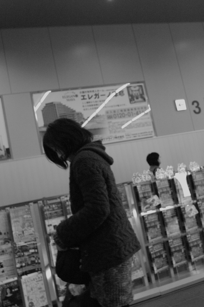 うつむく女性