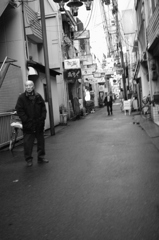 昼の繁華街の男