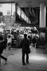 夜の街中での一こま