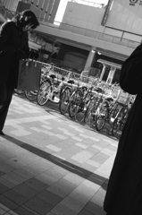 鞄を弄る女と男の影