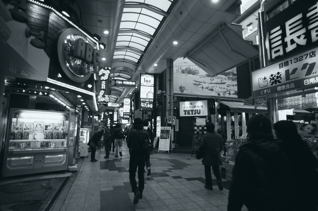 梅田東通を行く人々