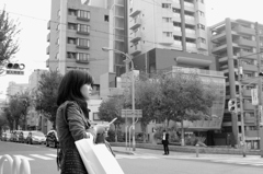 朝の駅前信号待ち