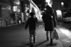 夜道を行く親子