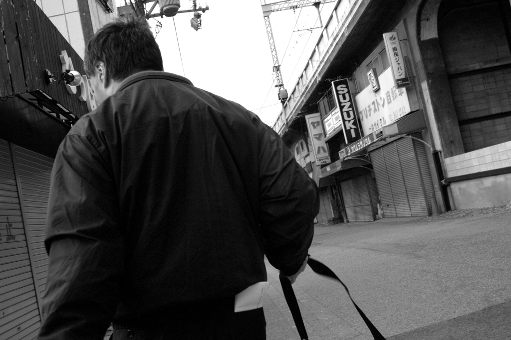 男の背中