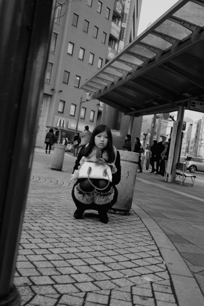 しゃがんで待つ