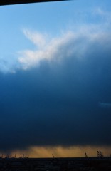 下は荒れ模様、上は穏やかな空