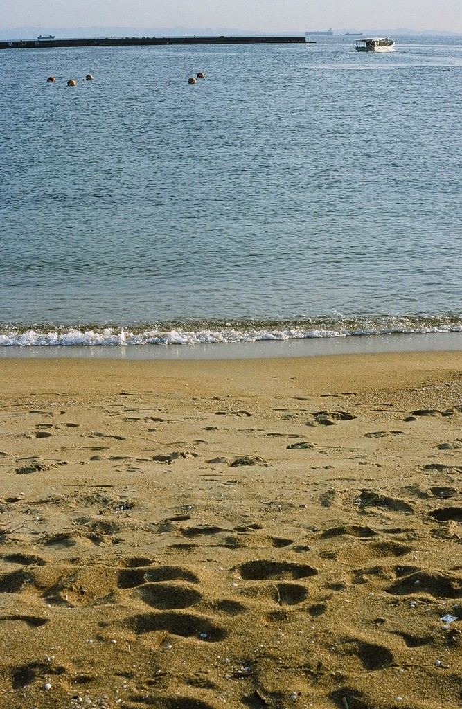 砂浜と海と船