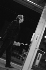 ホームを歩く人