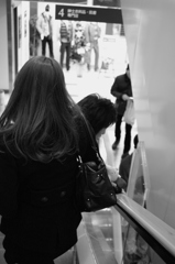 エスカレーターのカップル