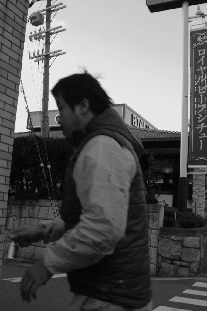 薄いダウンベストの男