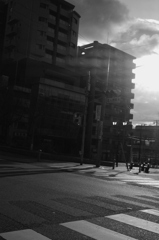 誰もいない朝日が差す街