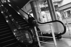 エスカレーターですれ違う