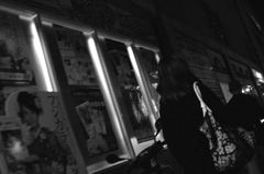 夜の女性の後姿