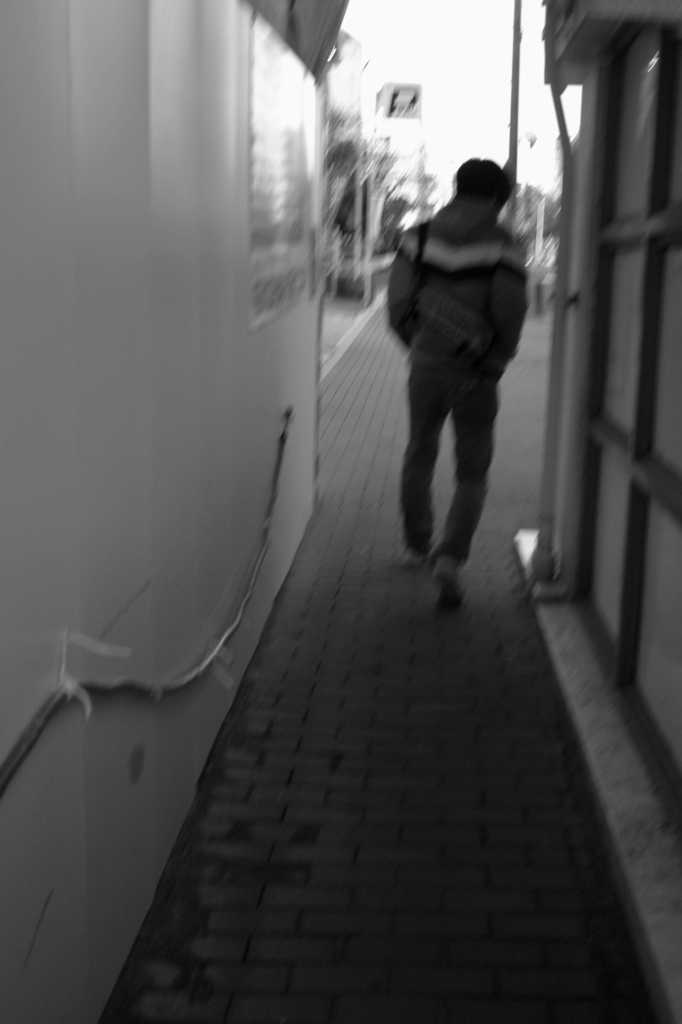 右に曲がる