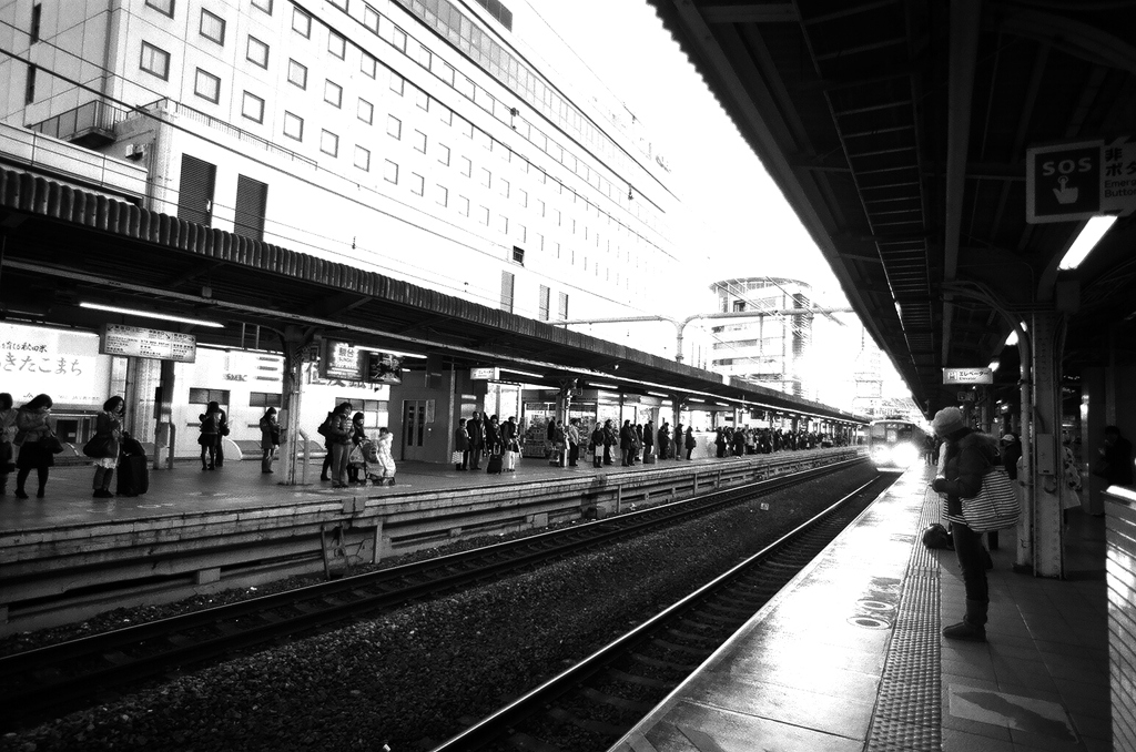 帰りの電車を待ってる