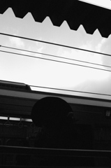 丸い大きな帽子をかぶった女性の写真