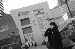 朝日の照り返し少女